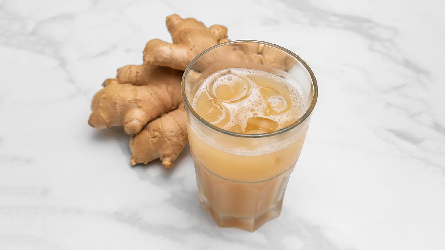 Jus de gingembre maison servi sur glace