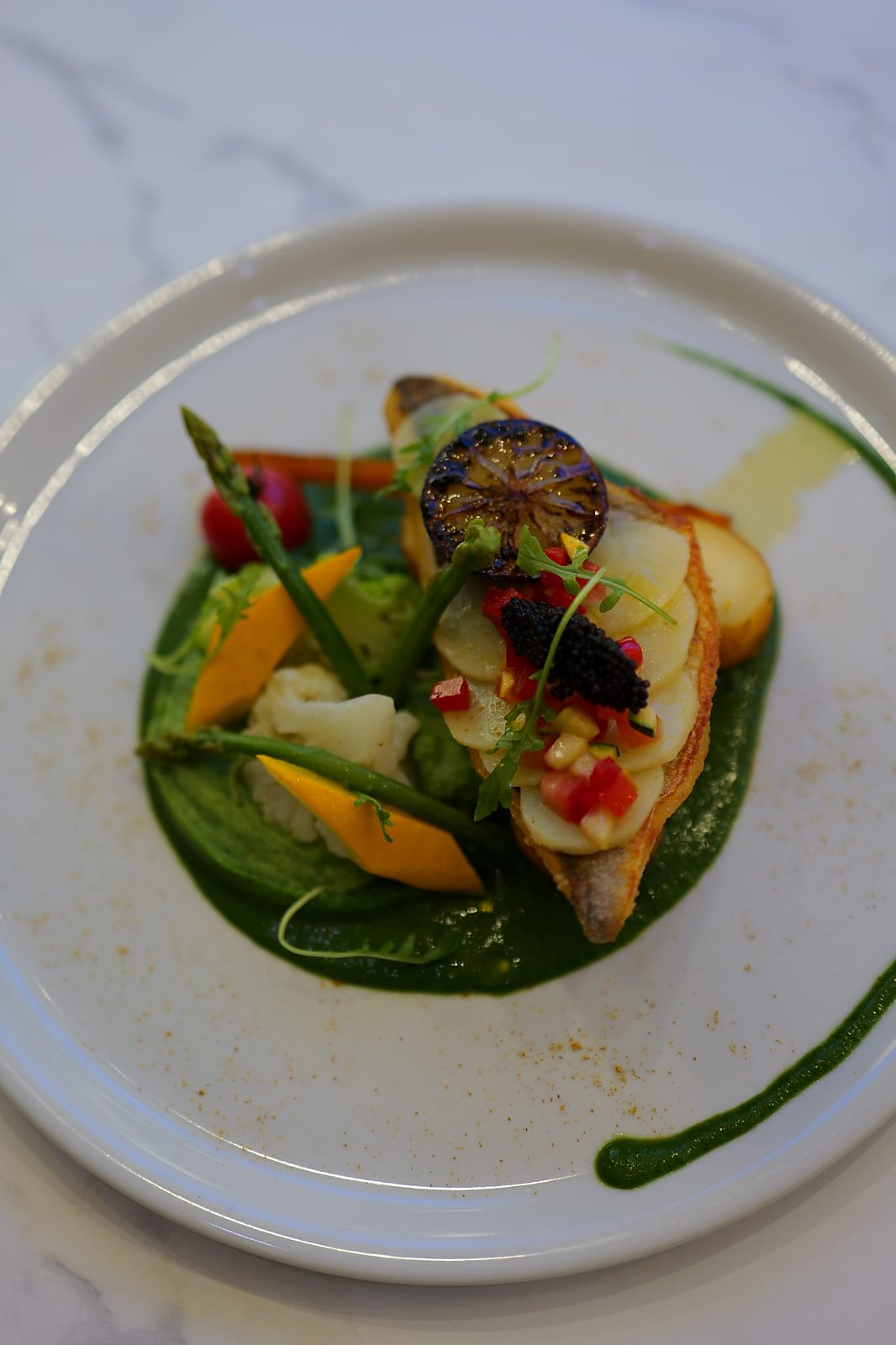 Filet de dorade royale, légumes du marché et sauce verte