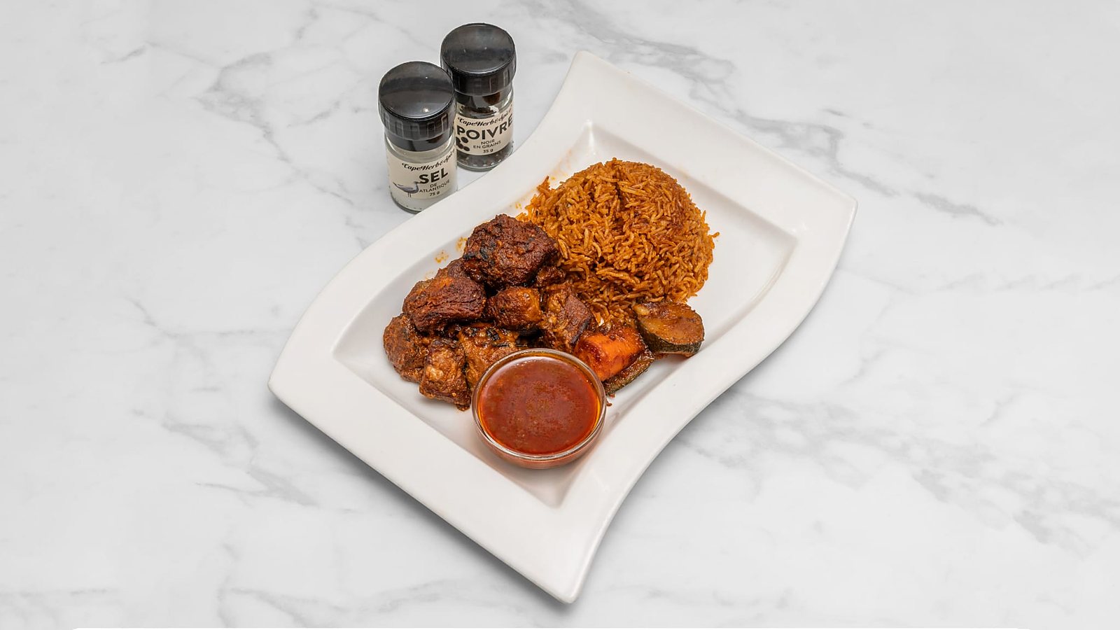 Thieb, riz au gras sénégalais, viande fondante et sauce piment